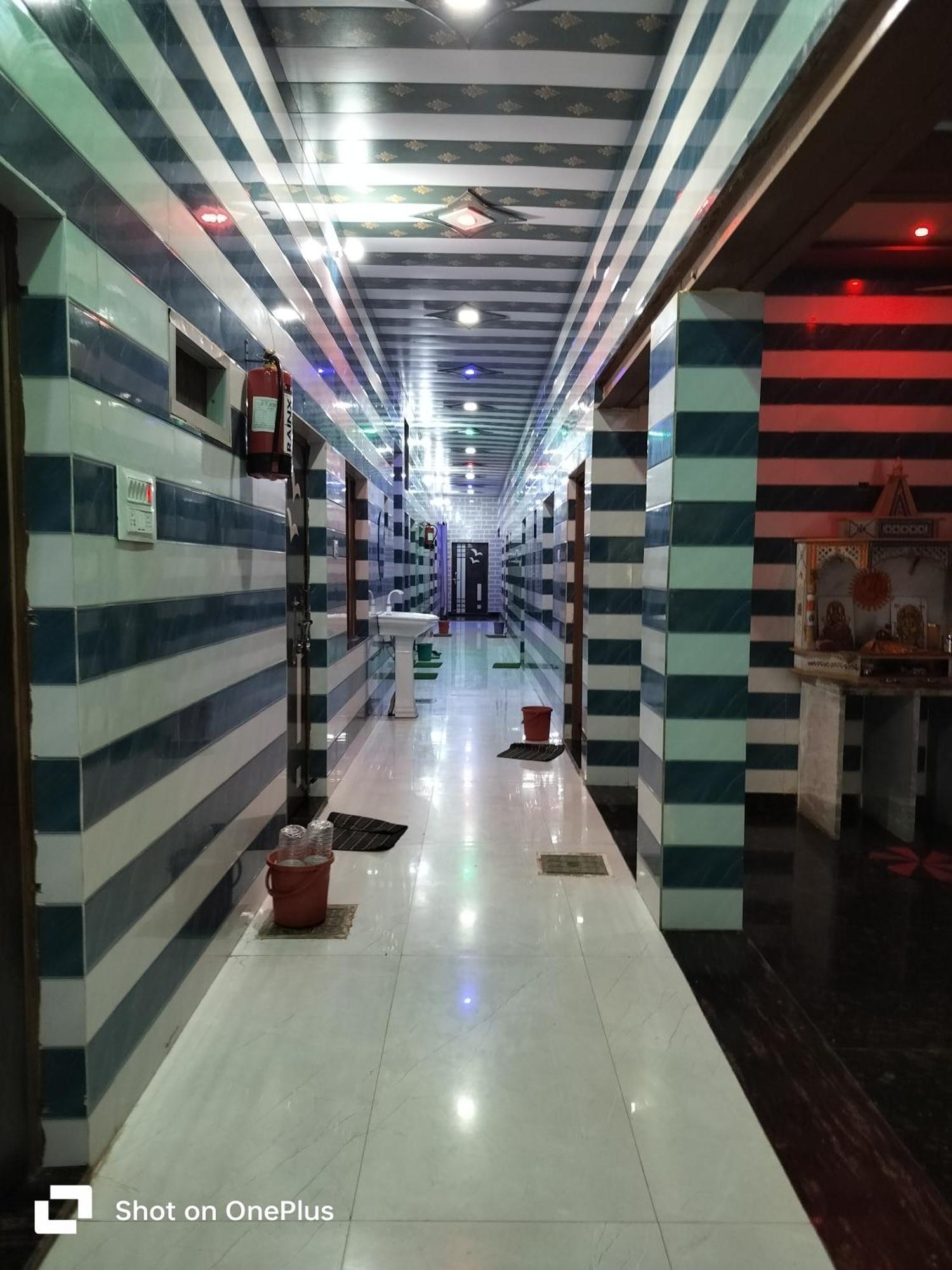 M&S Seva Sadan Hotel Govardhan Buitenkant foto